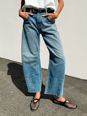 Trendsetter Barrel Jeans in Med Wash - Stitch And Feather