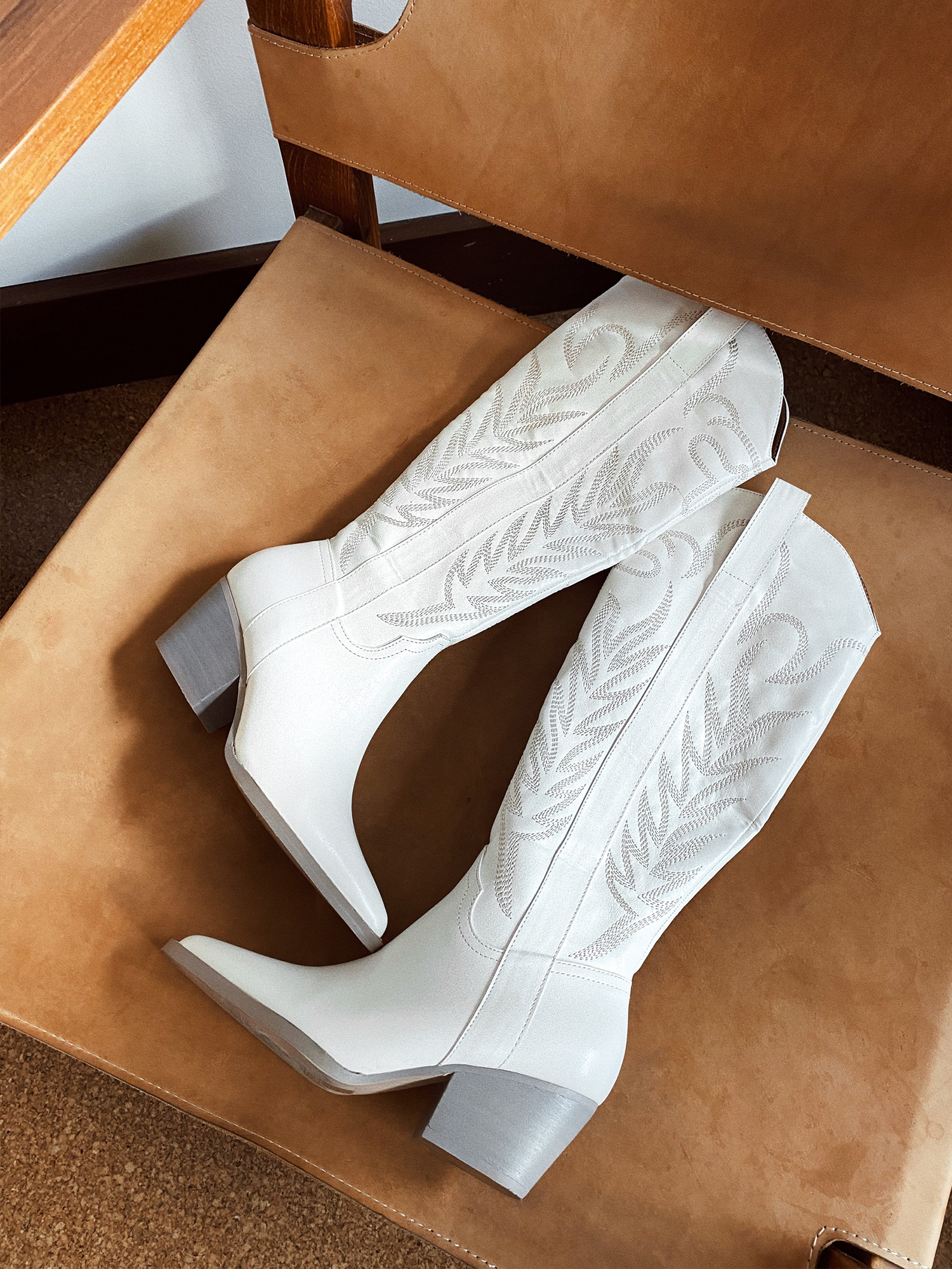 Cowboy boots with white stitching sales